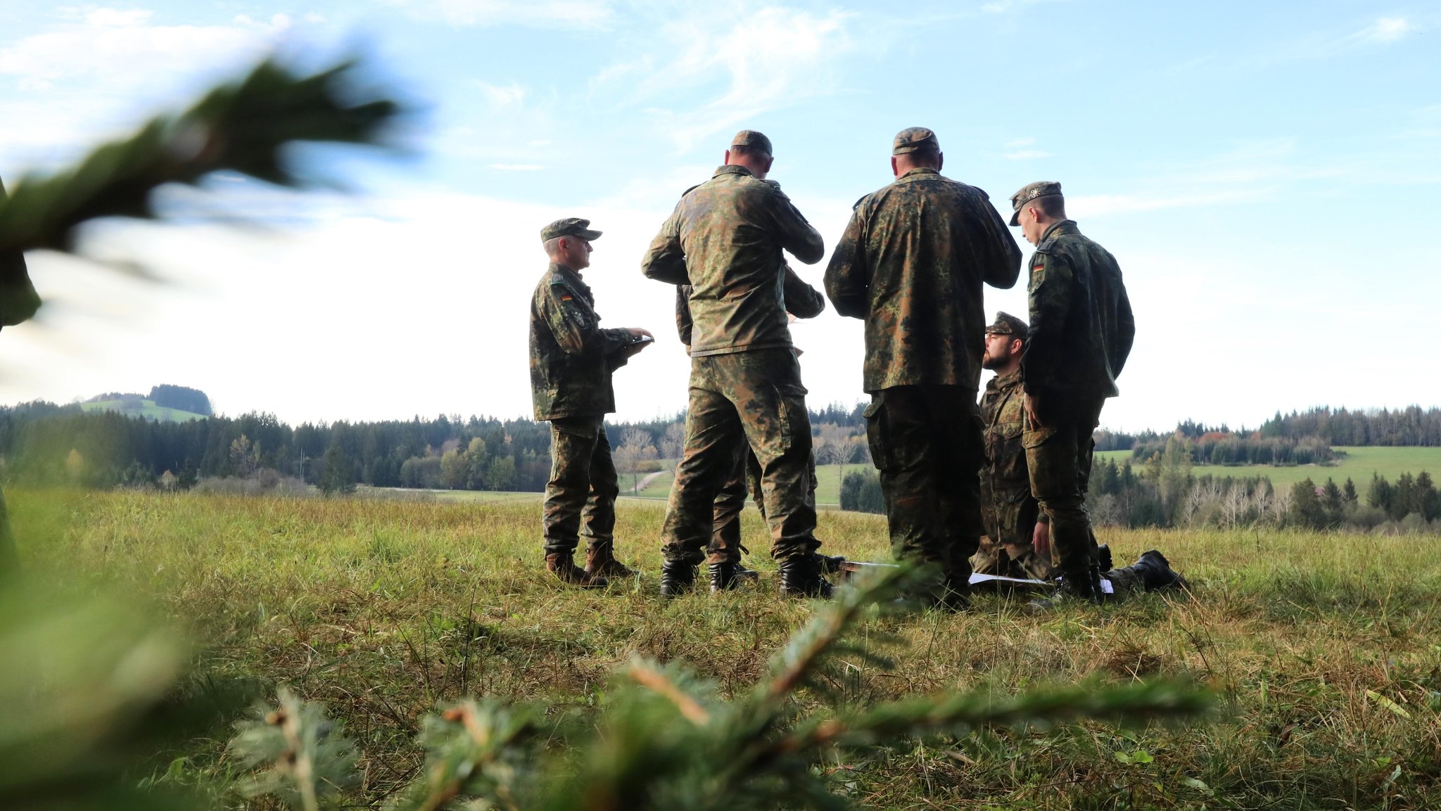Reservisten des Heimatschutzregimentes 1 bei einer Übung im Allgäu im Herbst 2024. Ungedienten steht bislang der Weg in die Reserve offen. Ob es die Ausbildungen dafür auch noch in der Zukunft gibt, scheint nicht ganz klar zu sein. | Bild: BR/Kilian Neuwert Reservisten des Heimatschutzregimentes 1 bei einer Übung im Allgäu im Herbst 2024. Ungedienten steht bislang der Weg in die Reserve offen. Ob es die Ausbildungen dafür auch noch in der Zukunft gibt, scheint nicht ganz klar zu sein.