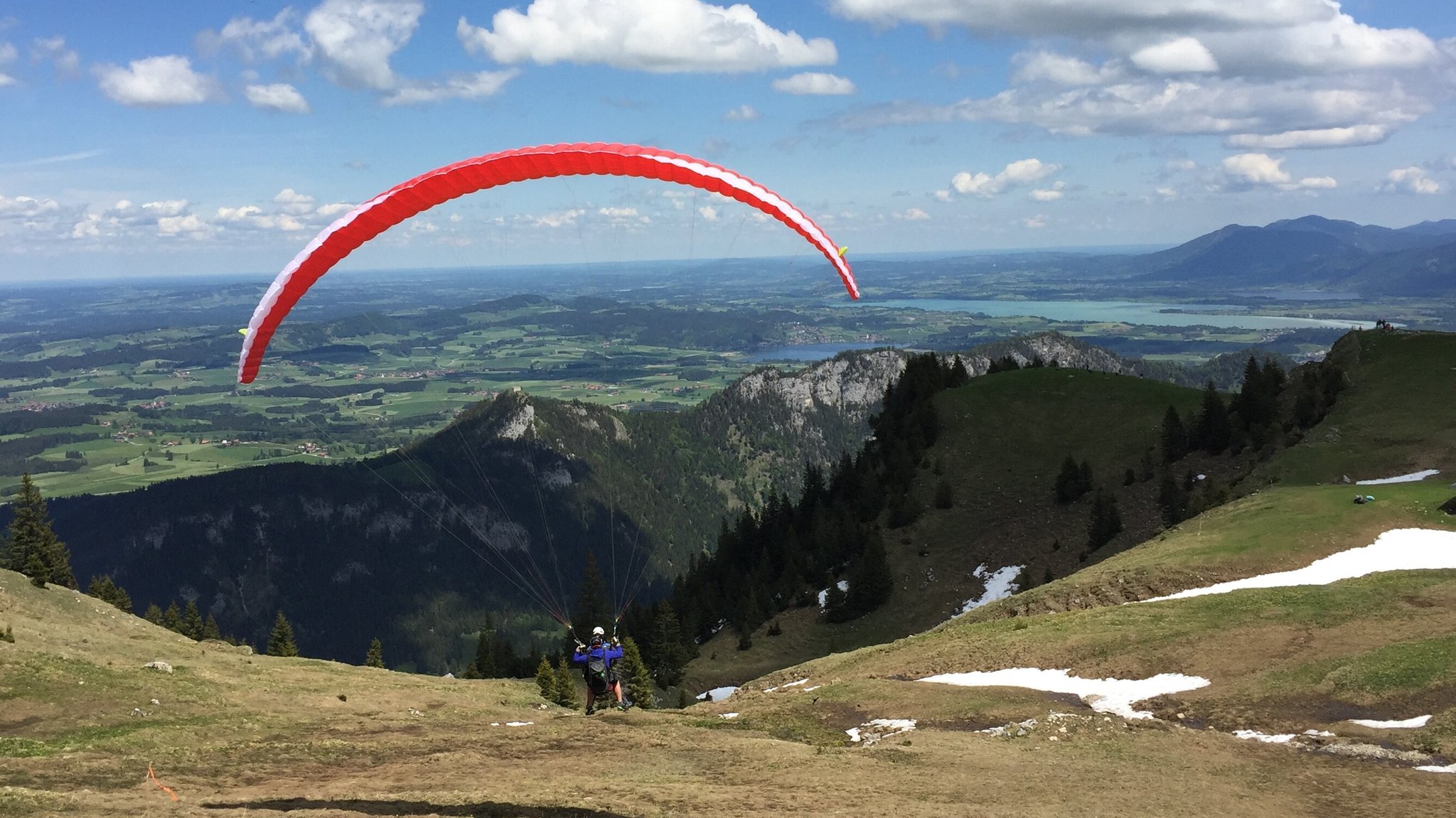 Gleitschirmflieger stürzt ab und landet in Wandergruppe