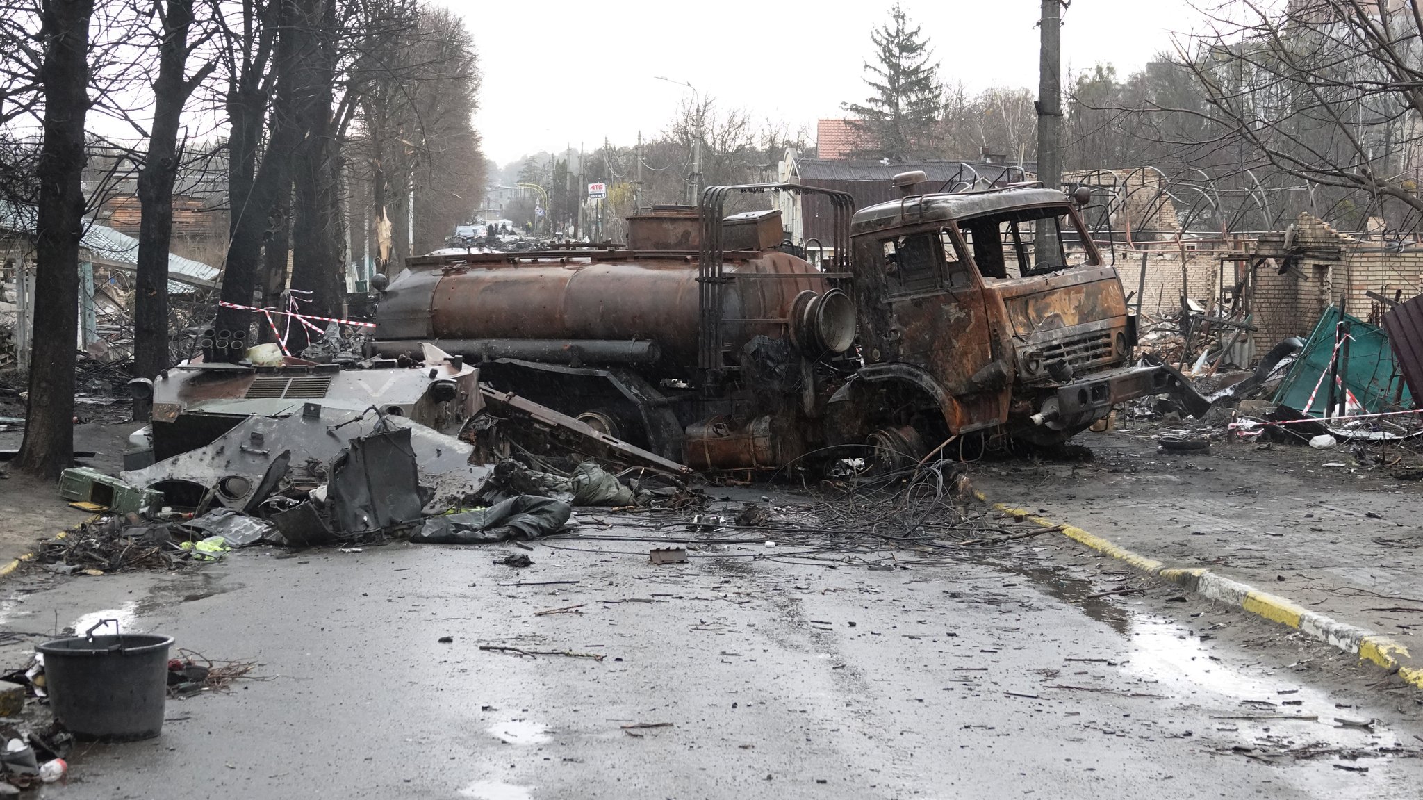 Zerstörtes militärisches Material steht auf einer Straße im Kiewer Vorort Butscha.