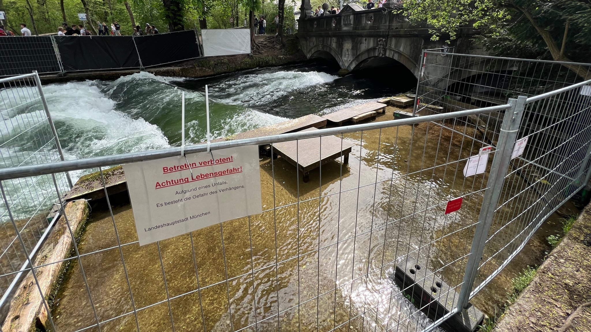 Münchner Eisbachwelle nach Surf-Unfall gesperrt