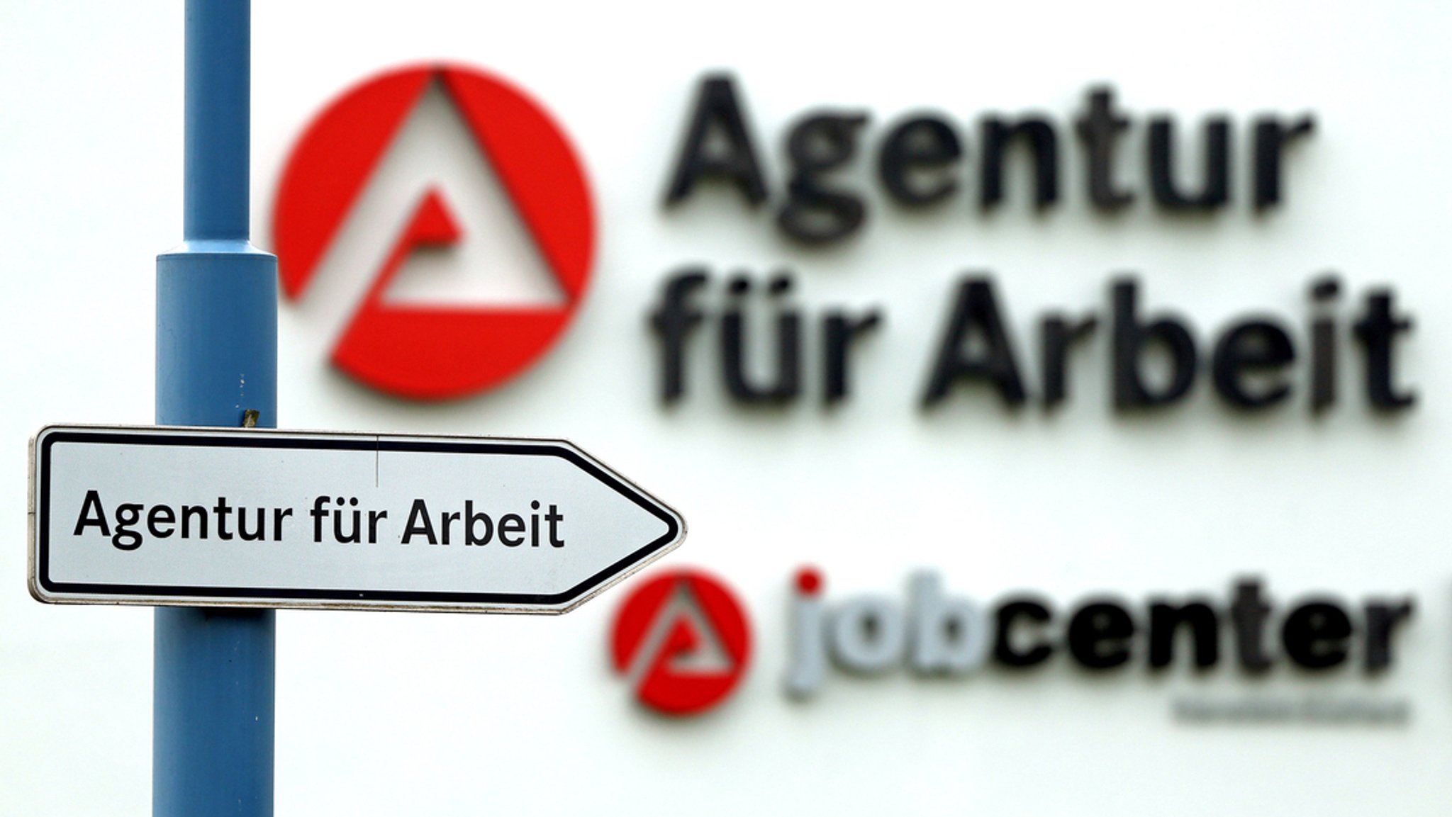 08.04.2014, Sachsen-Anhalt, Sangerhausen: Ein Schild weist den Weg zur Agentur für Arbeit. (Symbolbild) | Bild: dpa-Bildfunk/Jan Woitas 08.04.2014, Sachsen-Anhalt, Sangerhausen: Ein Schild weist den Weg zur Agentur für Arbeit. (Symbolbild)