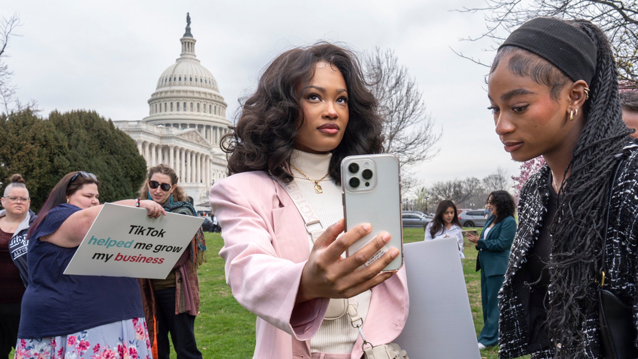 TikTok-Fans vor dem Kapitol in Washington | Bild: dpa-Bildfunk/J. Scott Applewhite TikTok-Fans vor dem Kapitol in Washington