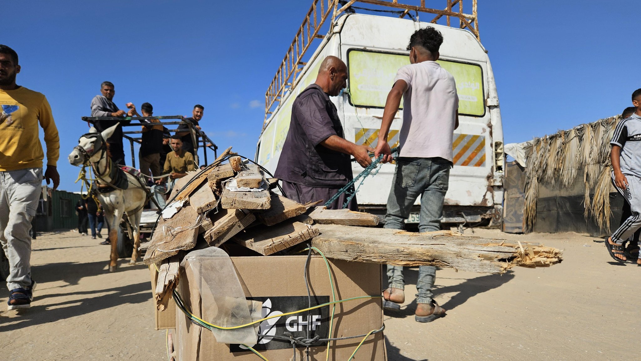 Archivbild vom 27.5.: Ein Bus mit humanitären Helfern der GHF im südlichen Gazastreifen.