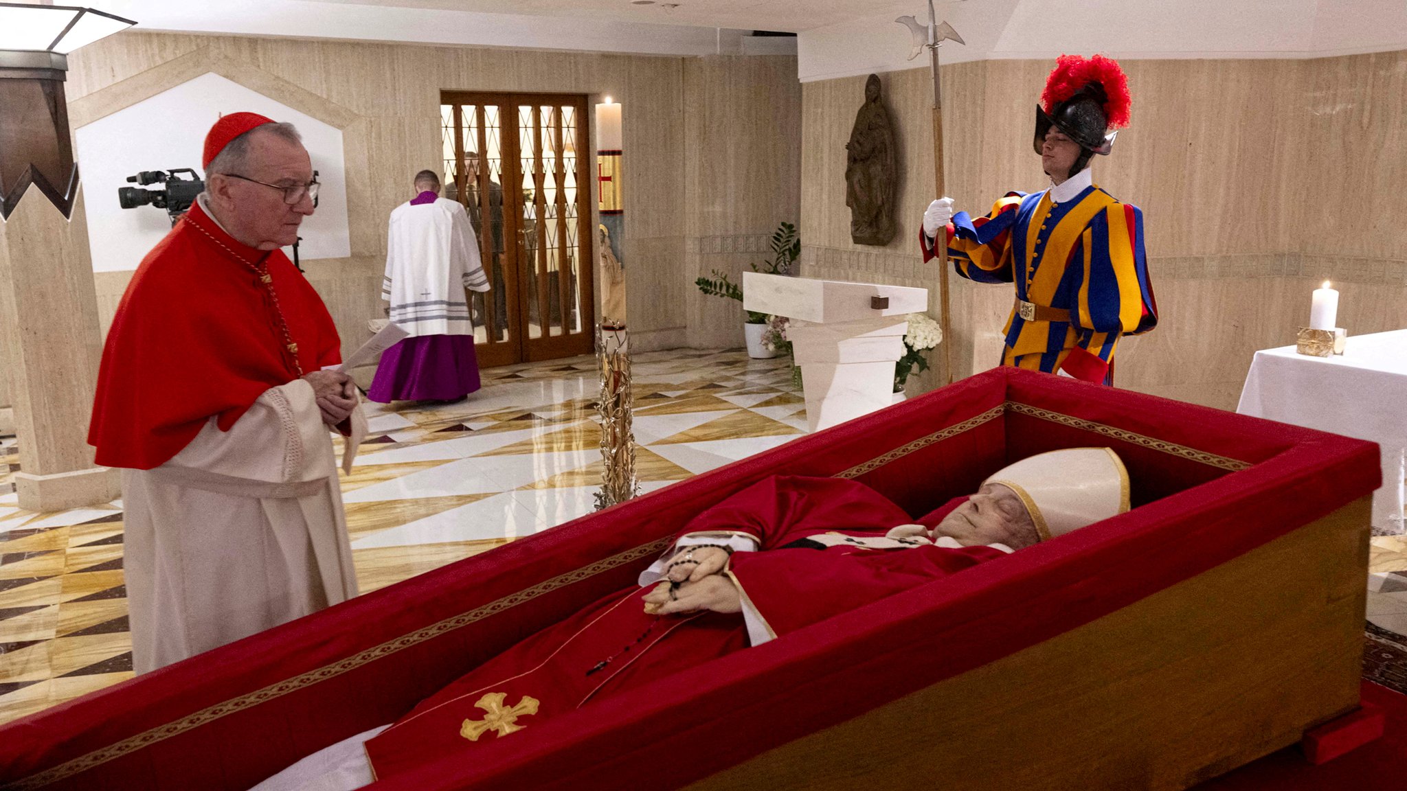 Der Vatikan hat am Tag nach dem Tod von Papst Franziskus erste Bilder des verstorbenen Pontifex im offenen Sarg veröffentlicht