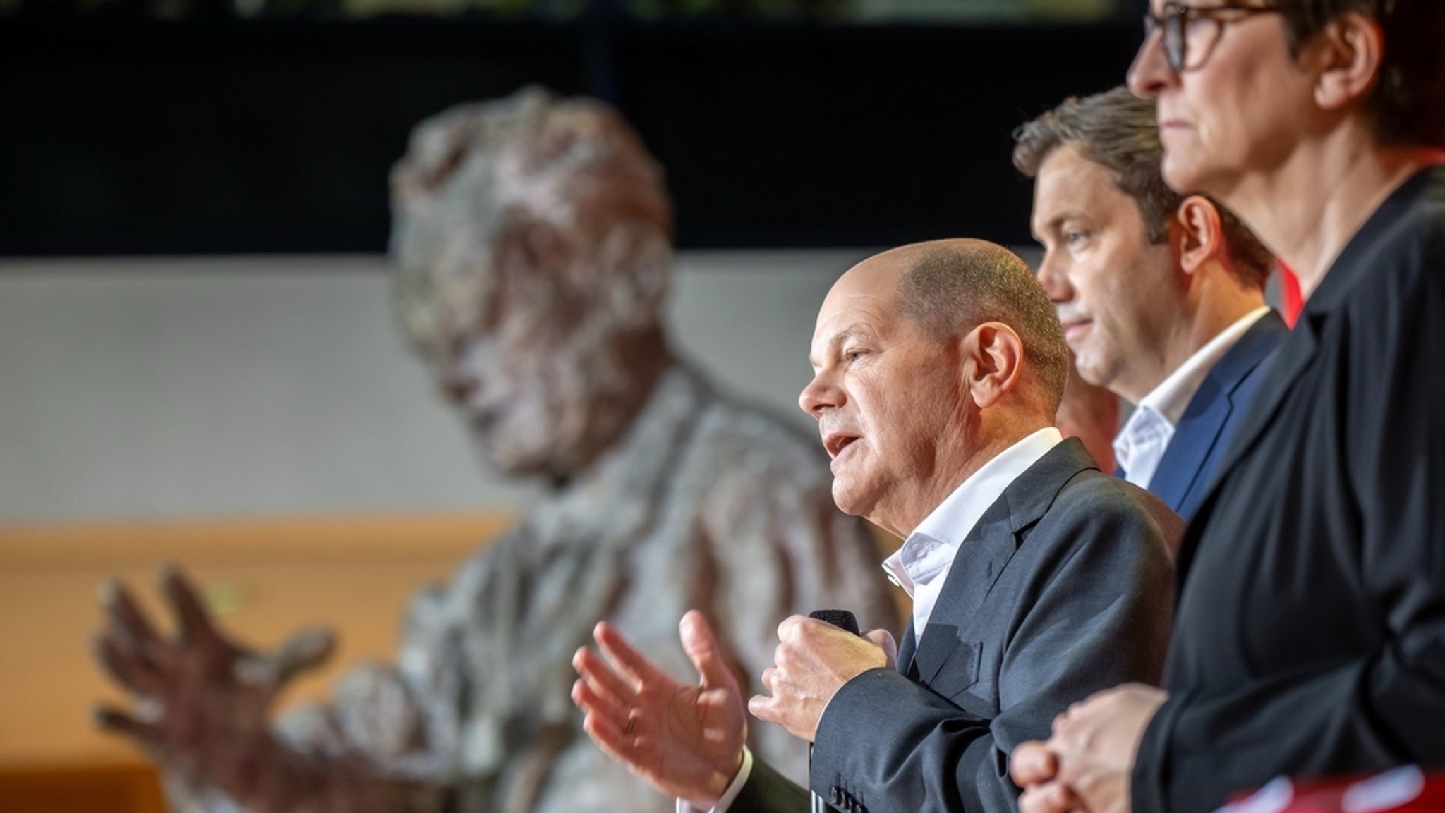 Bundeskanzler Olaf Scholz (SPD), spricht zwischen Saskia Esken (r), SPD-Bundesvorsitzende, Lars Klingbeil, SPD-Bundesvorsitzender, bei der Vorstellung des Entwurf für das SPD Wahlprogramm für die Bundestagswahl 2025.