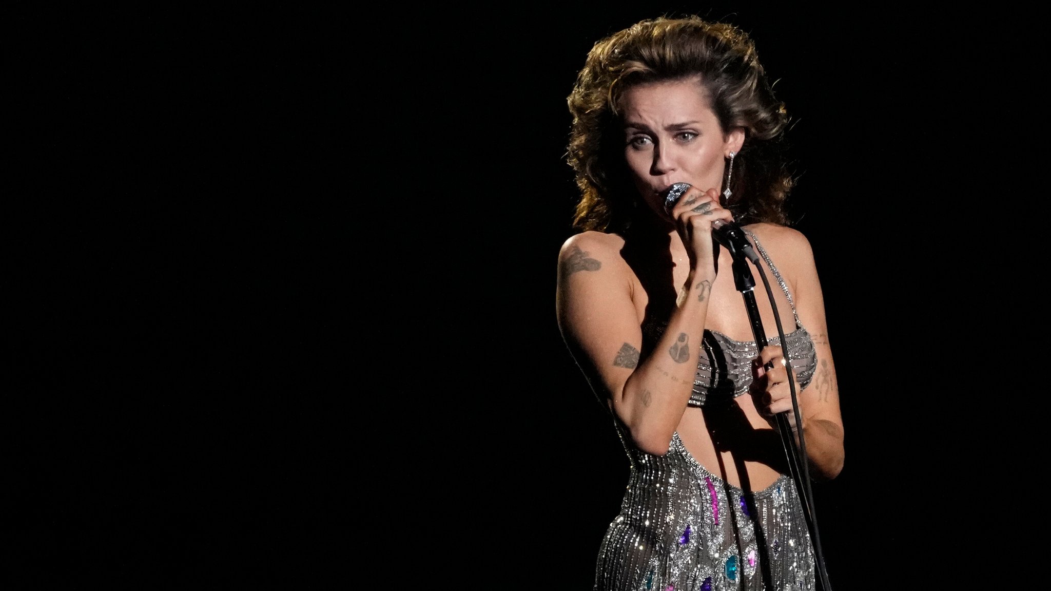 Miley Cyrus performt ihren Song "Flowers" bei der Grammy Verleihung 2024