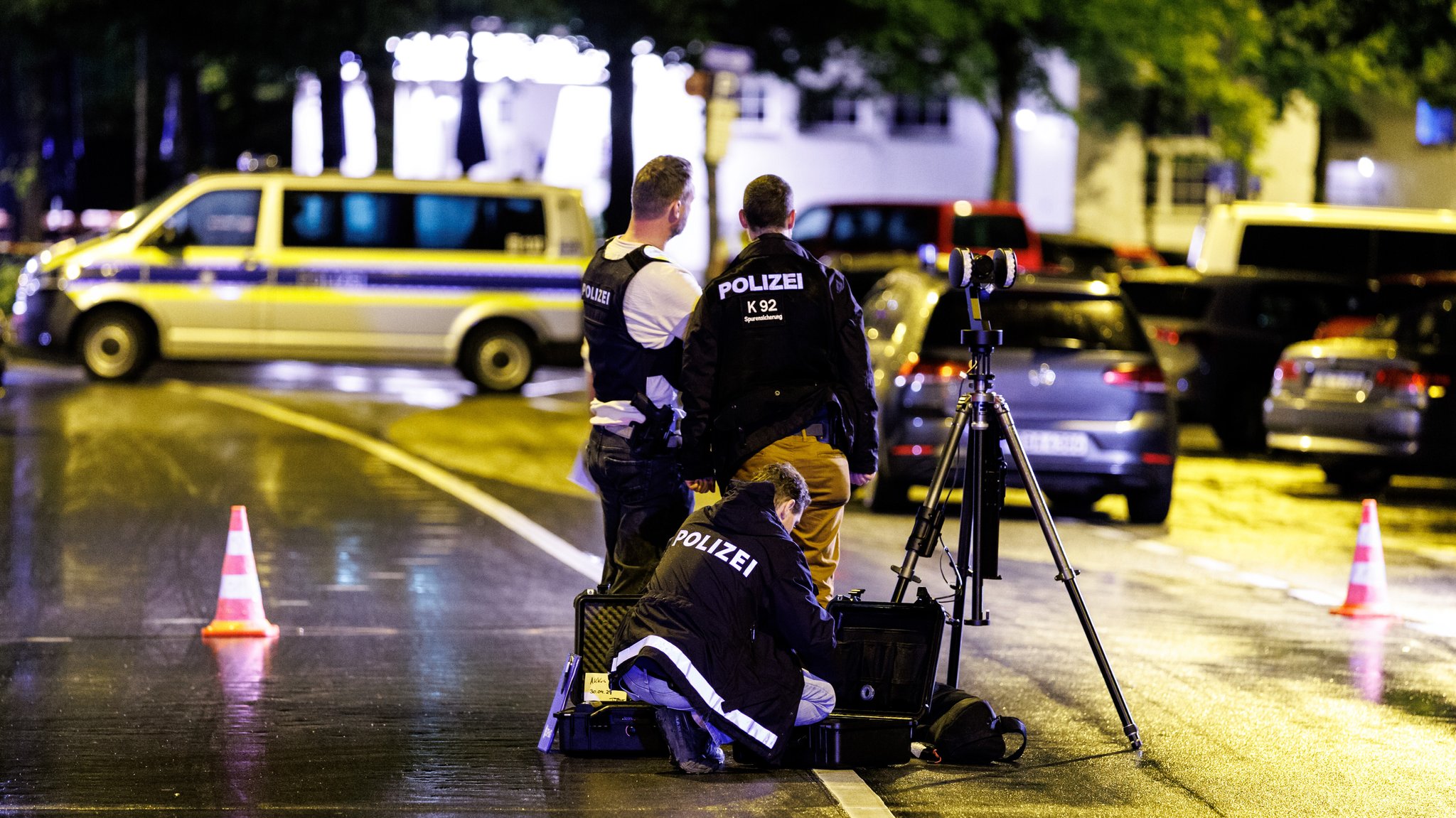 Eine Frau hatte in der Nähe der Münchner Theresienwiese mit einem Messer auf mehrere Menschen eingestochen und wurde von der Polizei erschossen.