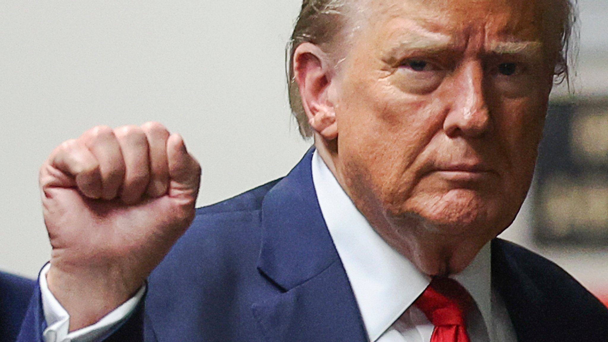Wichtiger Etappen-Sieg für Donald Trump im Strafprozess. Im Prozess gegen den Ex-Präsidenten hat dieser einen wichtigen Zwischensieg errungen. Seinem Verteidiger gelang es, die Glaubwürdigkeit des Kronzeugen Michael Cohen schwer zu erschüttern. Wird Donald Trump eventuell freigesprochen? | Bild: dpa-Bildfunk/Mike Segar Wichtiger Etappen-Sieg für Donald Trump im Strafprozess. Im Prozess gegen den Ex-Präsidenten hat dieser einen wichtigen Zwischensieg errungen. Seinem Verteidiger gelang es, die Glaubwürdigkeit des Kronzeugen Michael Cohen schwer zu erschüttern. Wird Donald Trump eventuell freigesprochen?