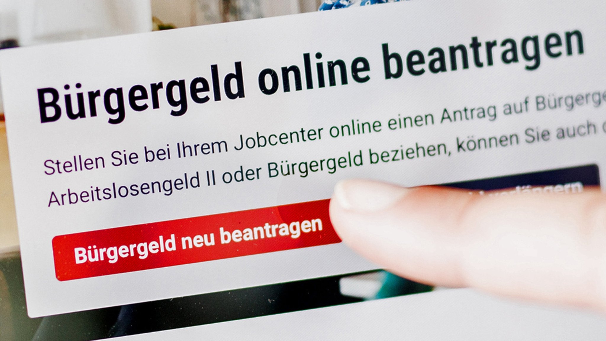 Berlin: Eine Frau tippt auf einem Tablet auf einen Link zum Beantragen des Bürgergeldes im Kundenbereich im Jobcenter Berlin Mitte. (Symbolbild)