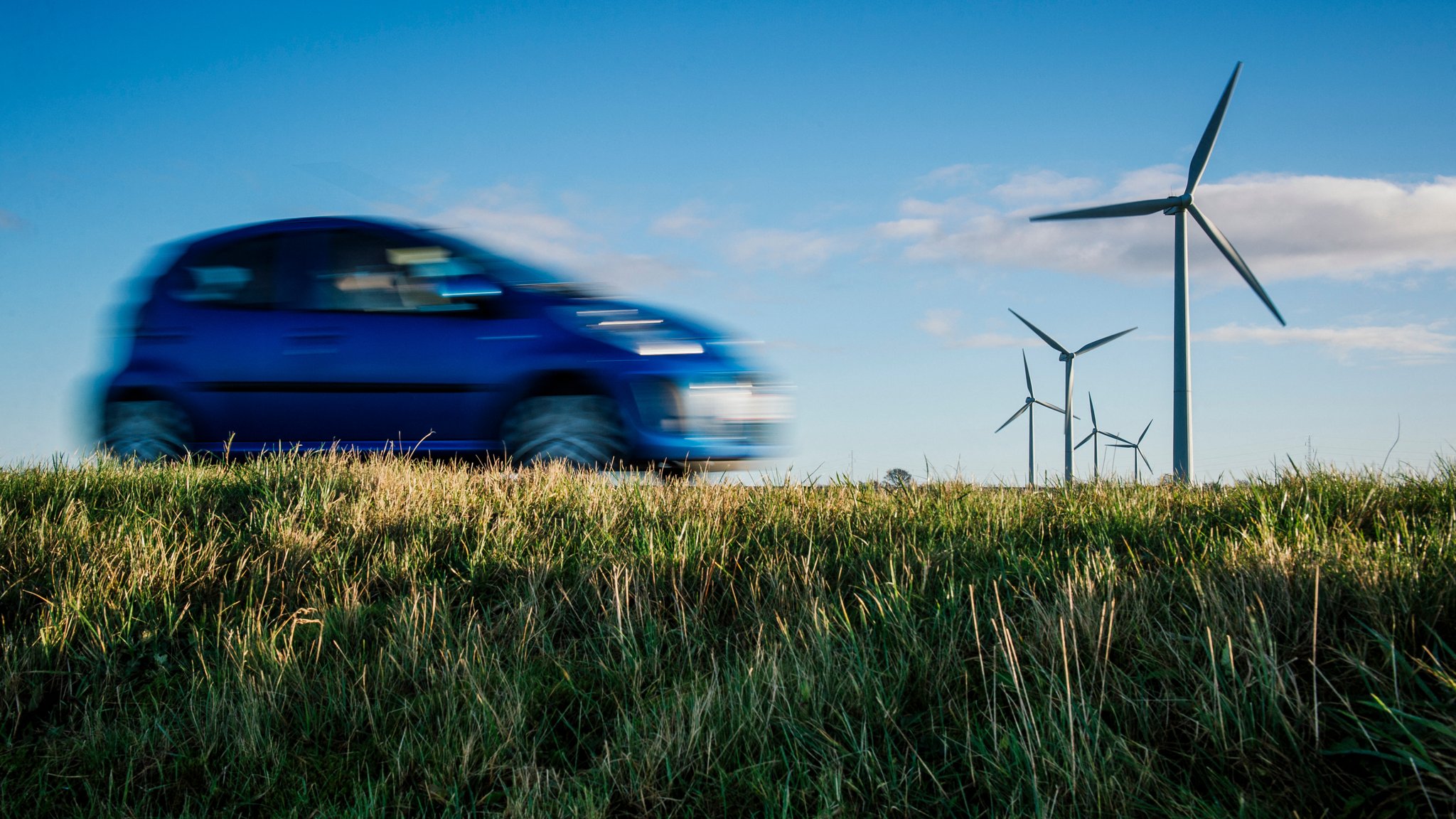 Ein Auto fährt an einigen Windrädern vorbei | Bild: Jonathan Nackstrand / AFP Ein Auto fährt an einigen Windrädern vorbei