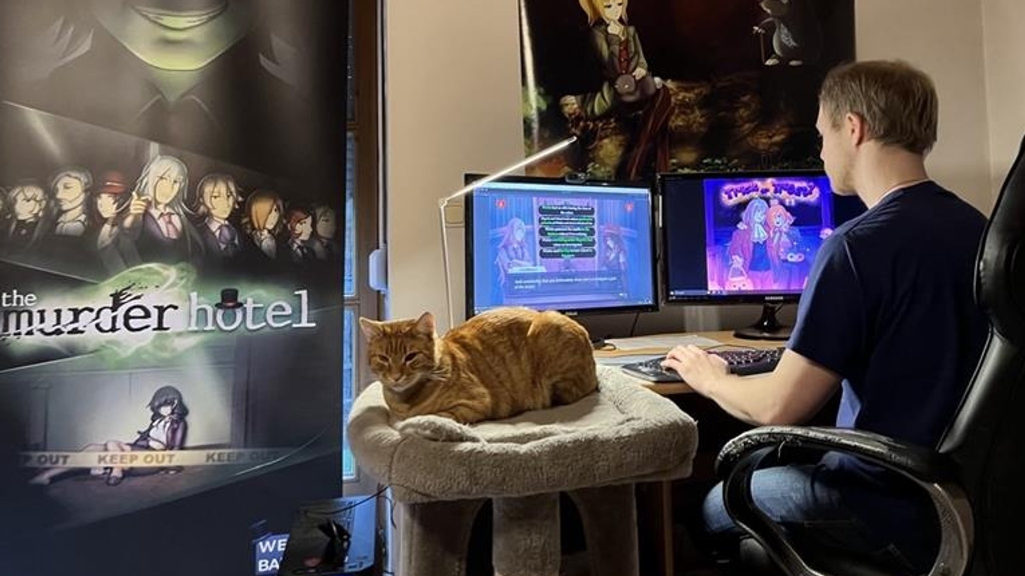 Spieleentwickler Maximilian Abstreiter in seinem Home Office im niederbayerischen Arnstorf. Immer mit dabei: Kater Louis. | Bild: BR/Laila Heyne Spieleentwickler Maximilian Abstreiter in seinem Home Office im niederbayerischen Arnstorf. Immer mit dabei: Kater Louis.