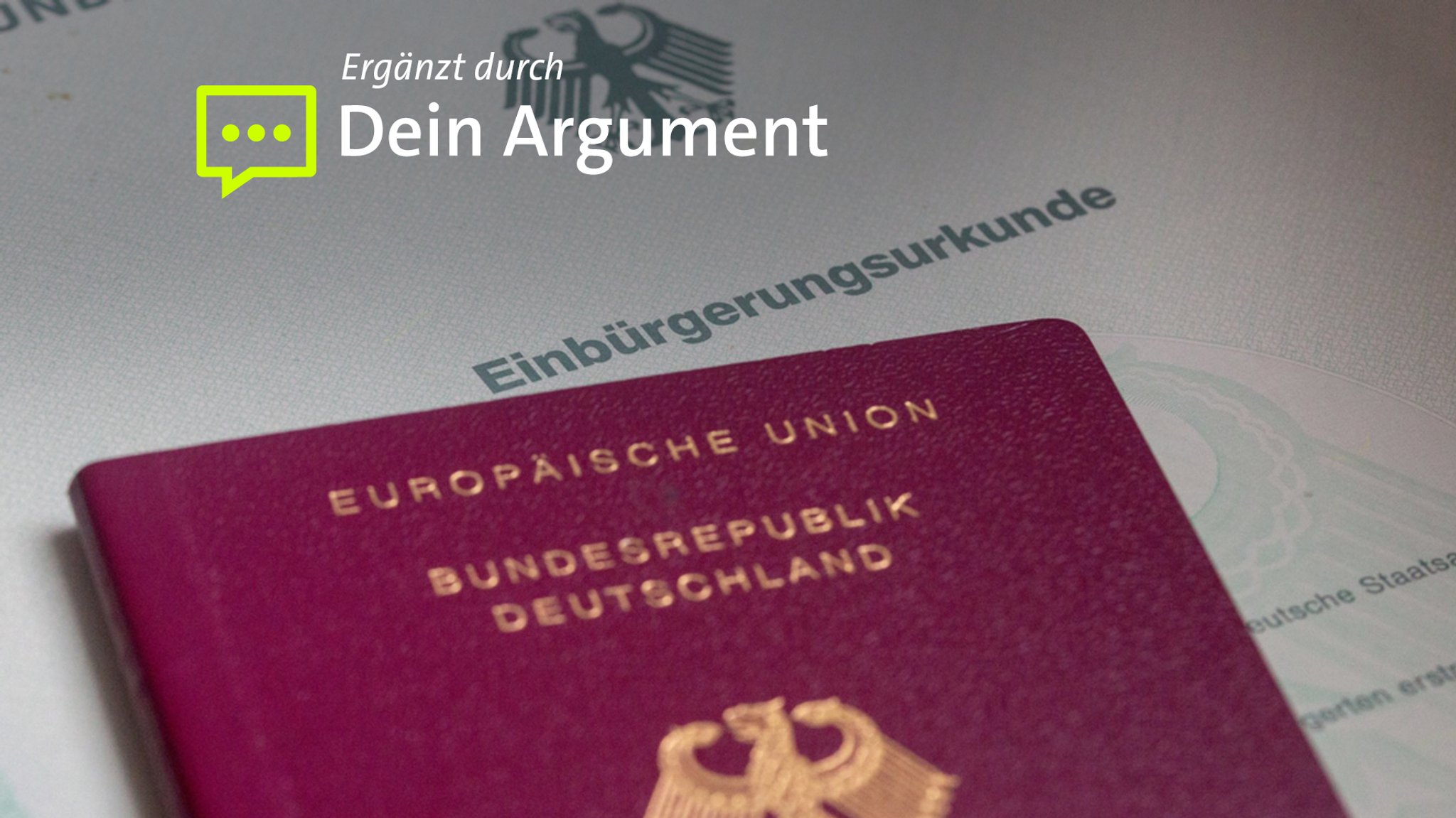 Eine Einbürgerungsurkunde der Bundesrepublik Deutschland und ein deutscher Reisepass liegen auf einem Tisch.