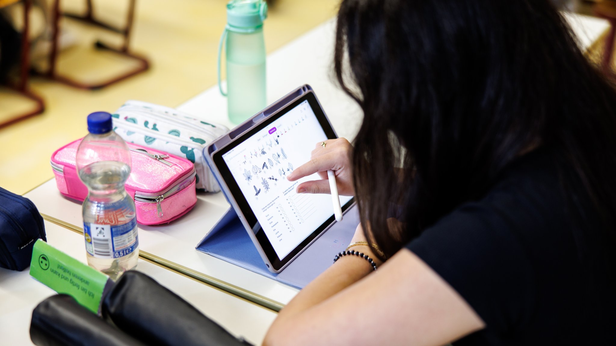 Eine Schülerin einer sechsten Klasse arbeitet in einem Klassenraum an der Maria-Ward-Realschule in Schrobenhausen (Bayern) während einer Unterrichtsstunde an ihrem Tablet.